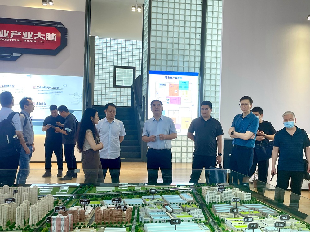 郑州市工信局党组成员、副局长曹永涛一行莅临hth官网入口传感考察调研