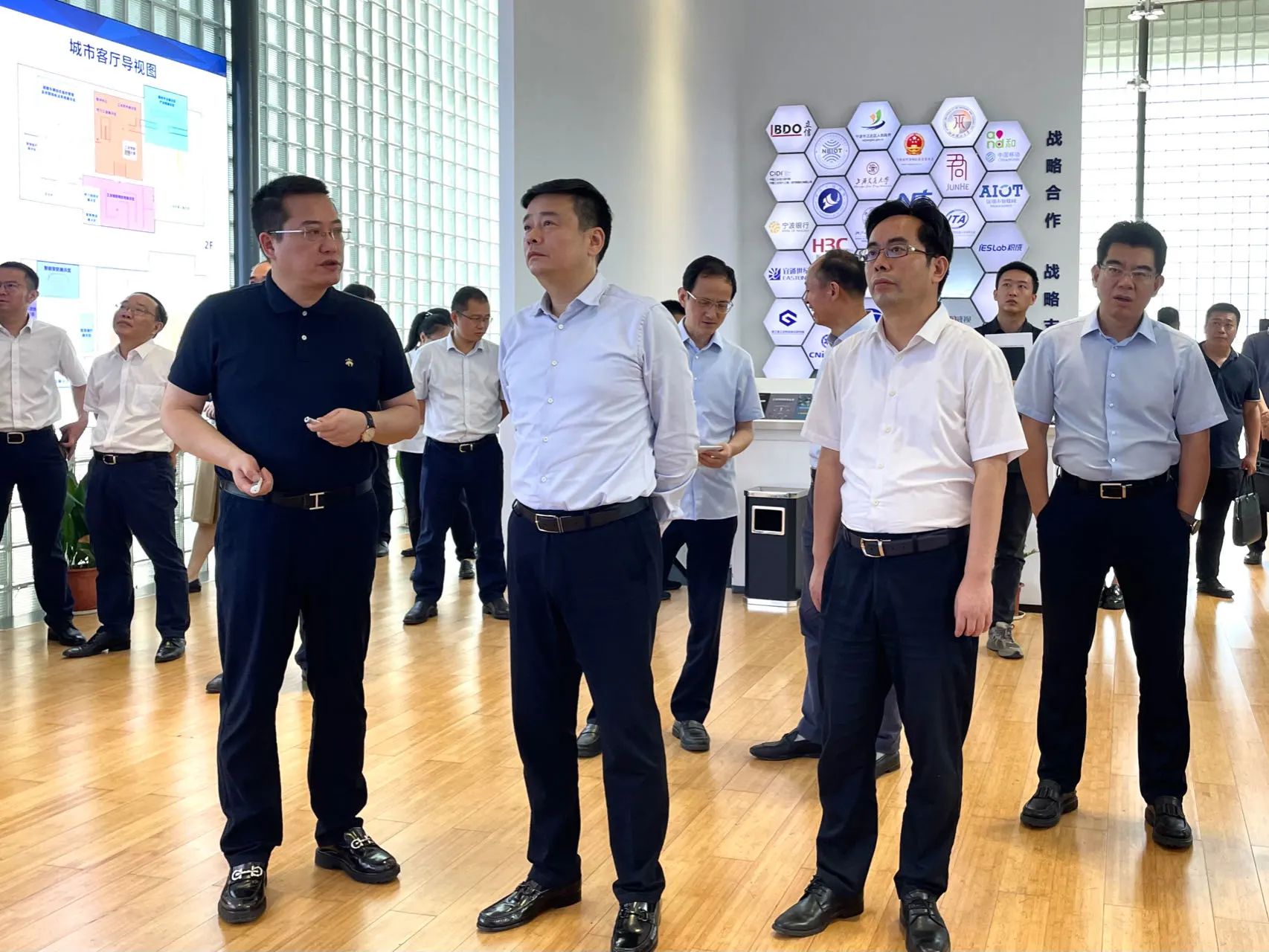 宁波市委副书记、市长汤飞帆一行莅临hth官网入口传感考察调研
