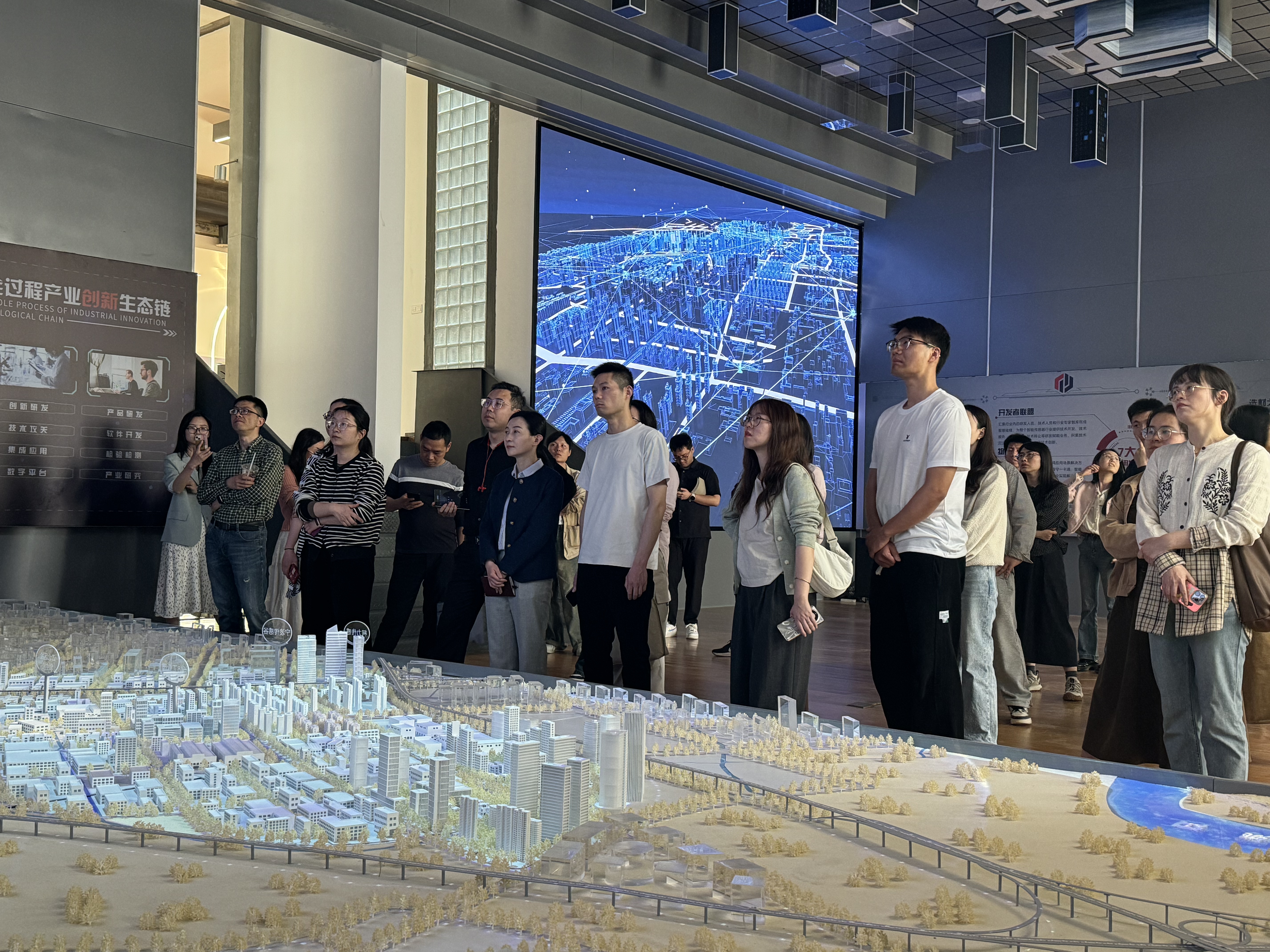 江北区政府办公室政务信息中心组织赴hth官网入口传感开展“智改数转助力制造业降本增效”专题